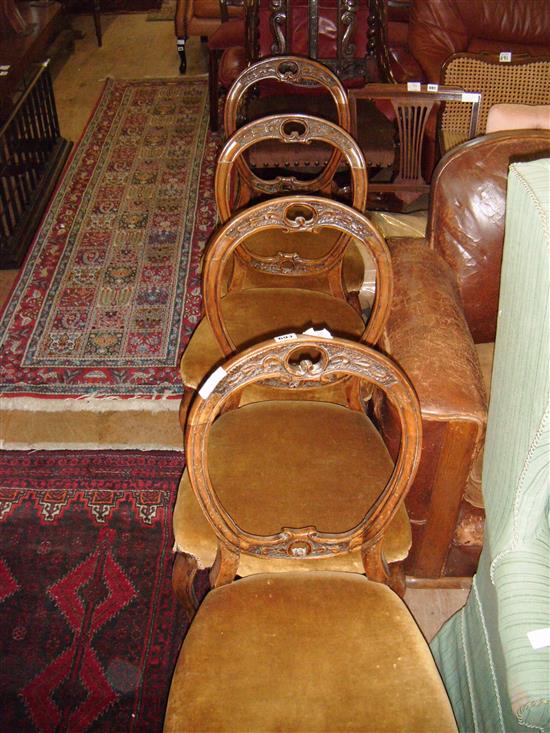 4 Victorian mahogany spoonback dining chairs(-)